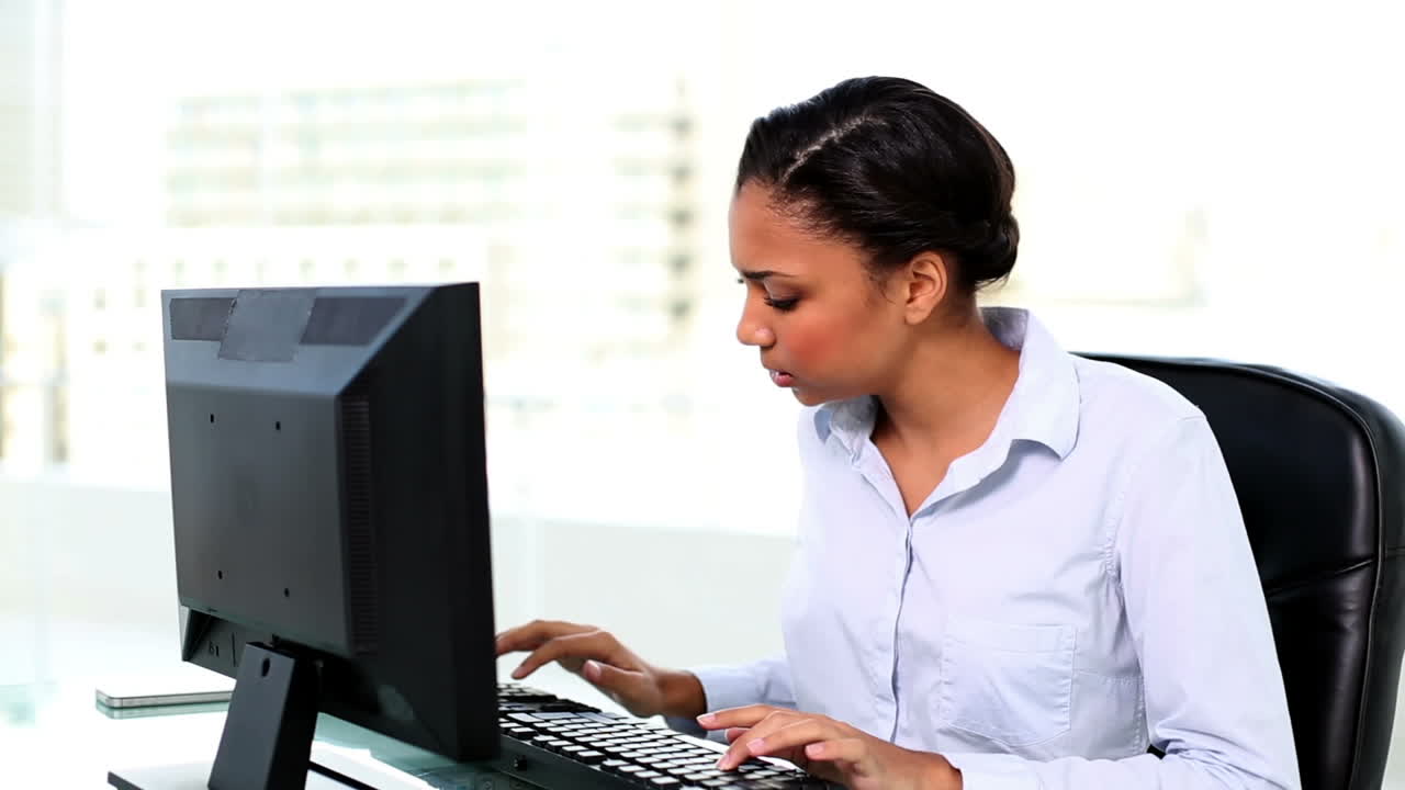 joven mujer de negocios trabajando en su computadora