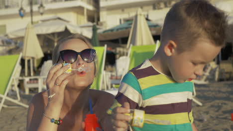 Madre-E-Hijo-Soplando-Burbujas-En-La-Playa