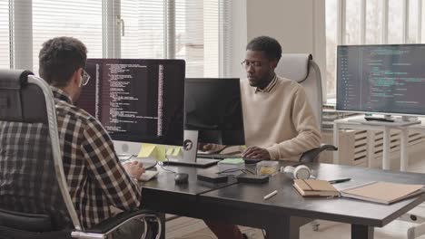 programadores que trabajan con códigos de programas en la oficina