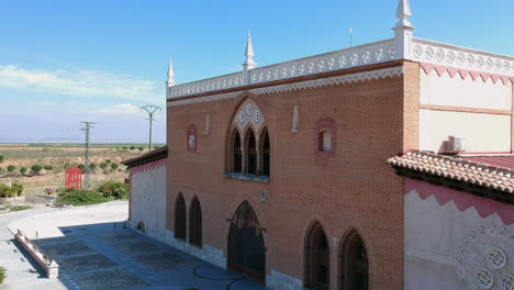 Bodega-Gótica,-Una-Hermosa-Bodega-Familiar-En-Rueda,-España-11