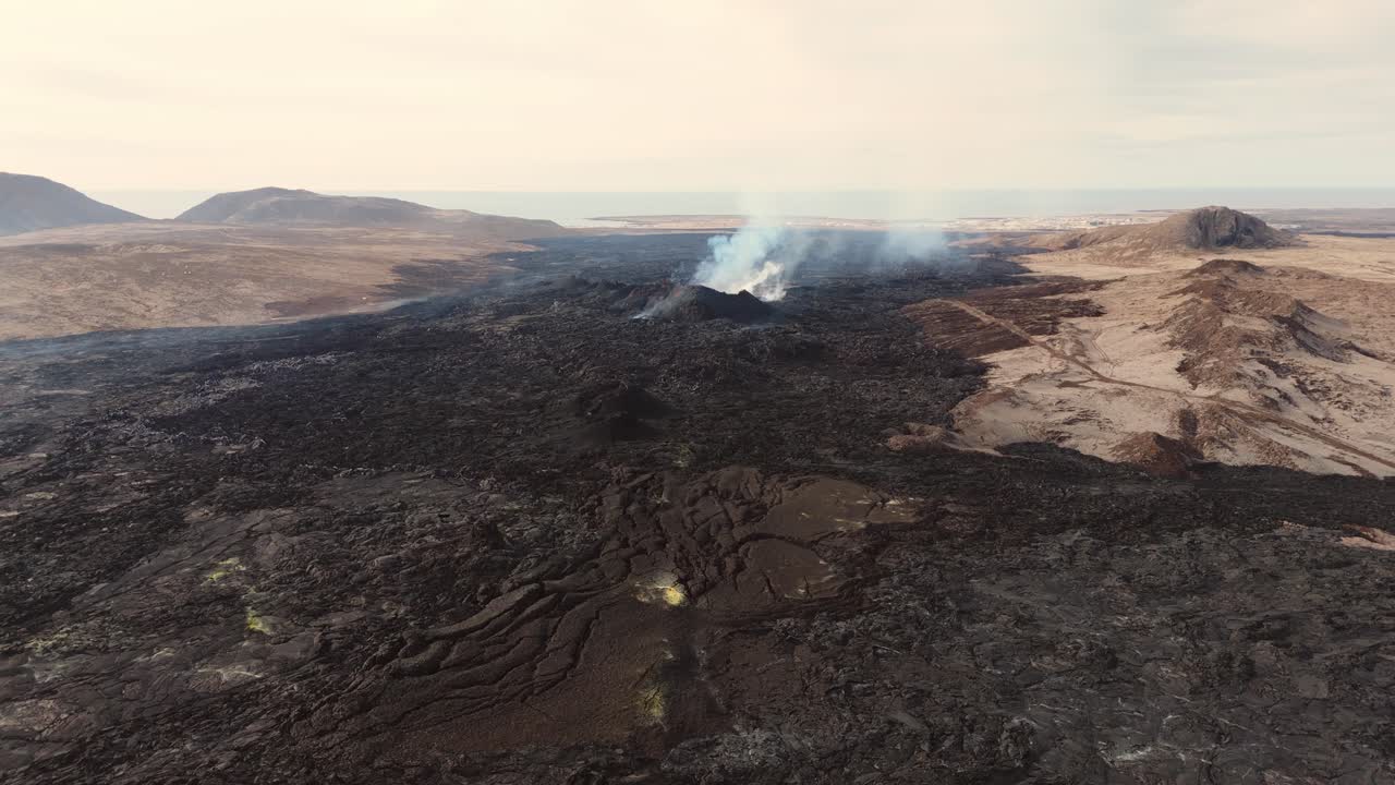el volcán activo de grindavík en un paisaje volcánico desolado