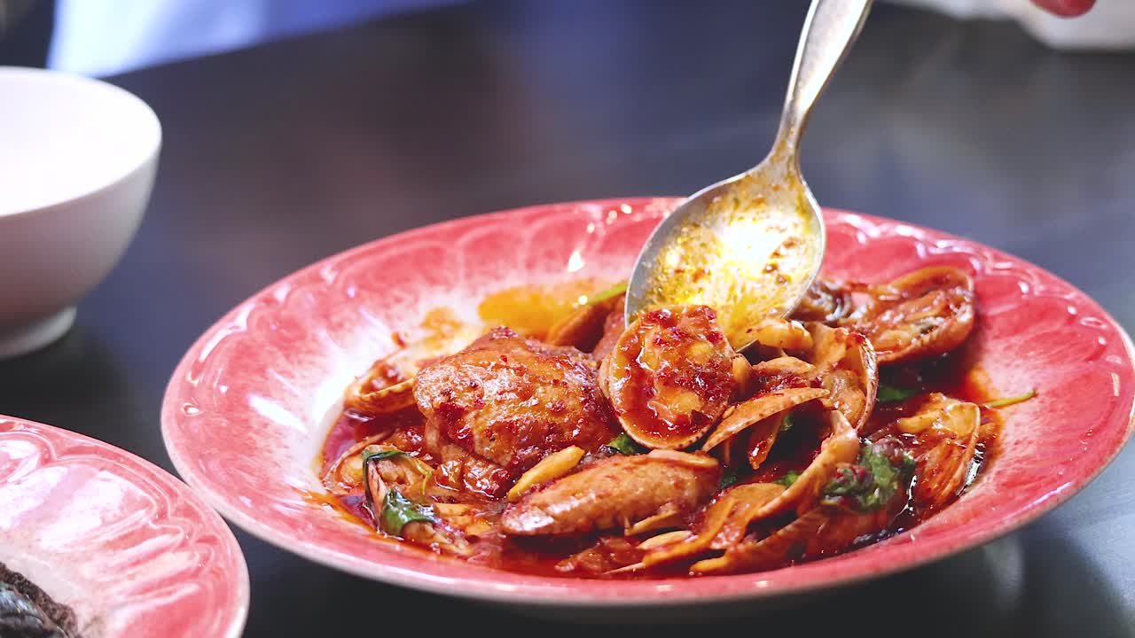 태국 푸켓 에서 매운 김 된 조개 요리를 준비 하는 것