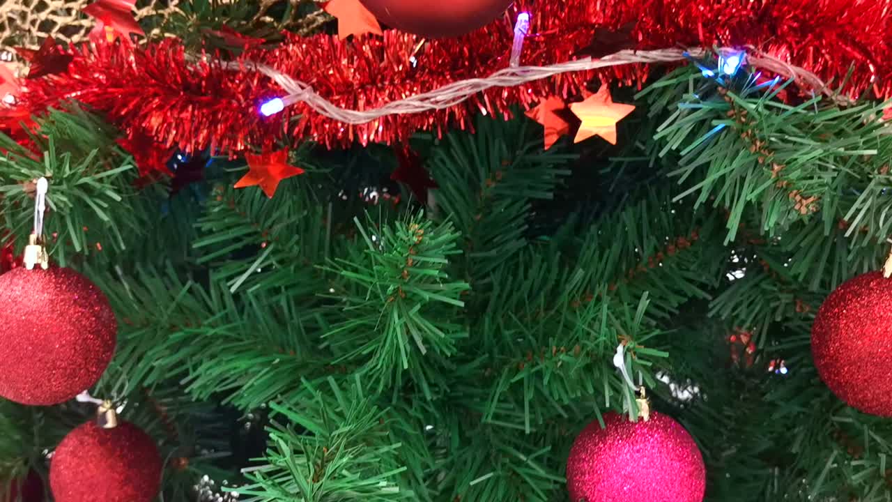 decoración elegante del árbol, bola brillante, amuleto de cinta de color metálico mariposa con luz intermitente