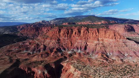 montañas rocosas y cañón en el parque nacional capitol reef, utah en estados unidos