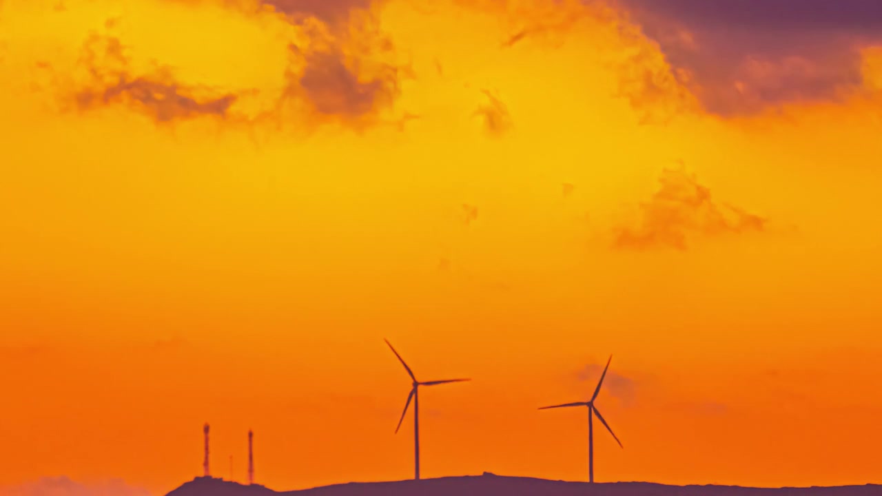 Windturbines gouden zonsondergang timelapse.