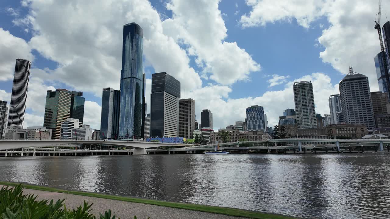 Byskyline med højhuse, en bro over en flod i en stor by i Australien