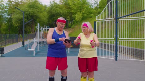 entrenador de abuelo sénior enseñando a la abuela con deportes levantamiento de pesas ejercicios de cardio