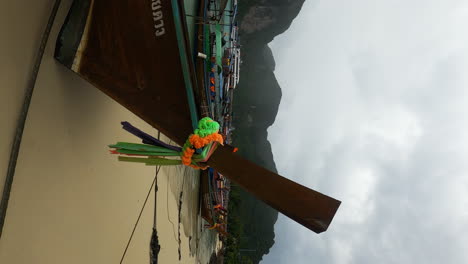 Barcos-De-Cola-Larga-Amarrados-Frente-A-La-Costa-De-Las-Islas-Ko-Phi-Phi,-Tailandia