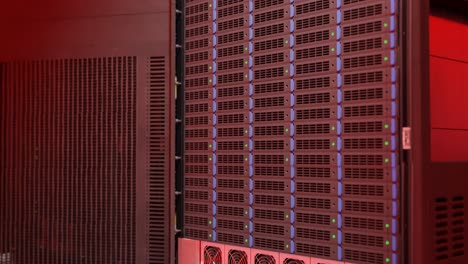 toma vertical de servidores informáticos en el almacén: error de luces rojas parpadeantes