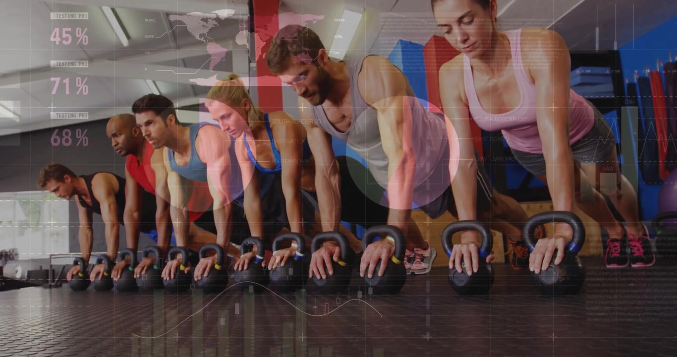 Grupo de Atletas Realizando Flexões com Kettlebell na Academia com Sobreposição de Dados