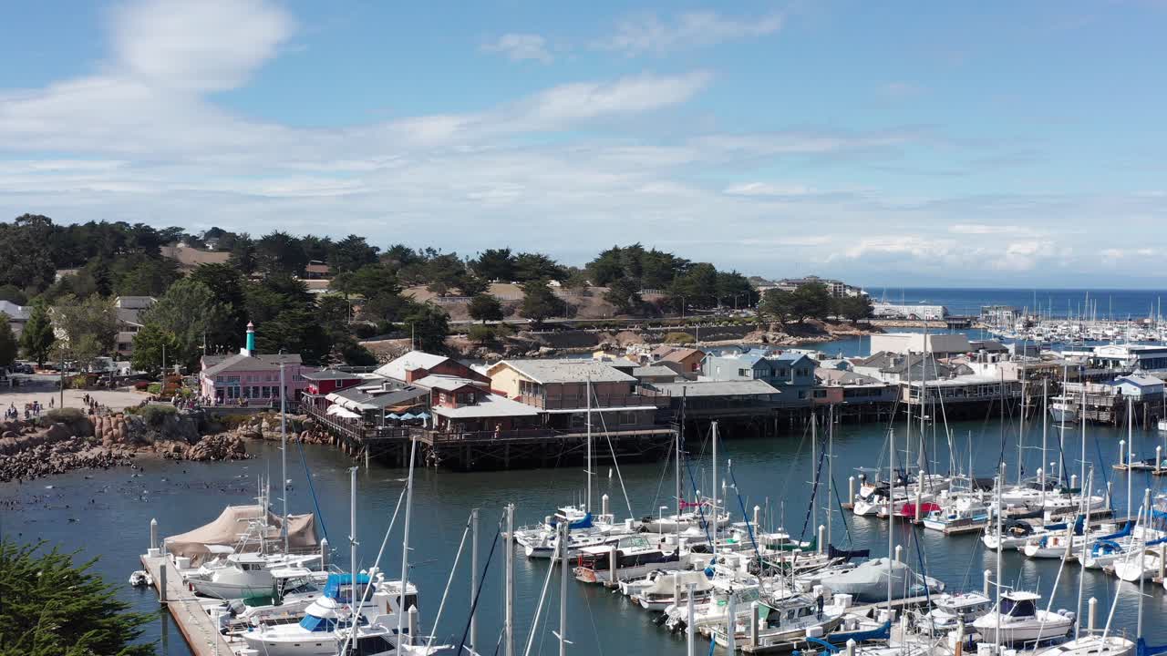 toma aérea de empuje bajo del antiguo muelle de pescadores en monterey, california