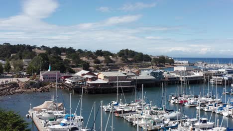 toma aérea de empuje bajo del antiguo muelle de pescadores en monterey, california