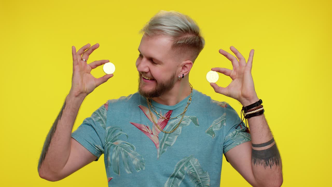 hombre con monedas de bitcoin