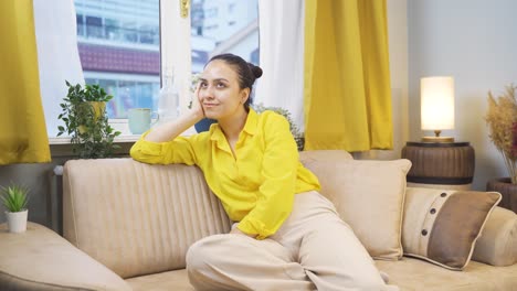 Am-Fenster-Träumt-Und-Lacht-Die-Junge-Frau.