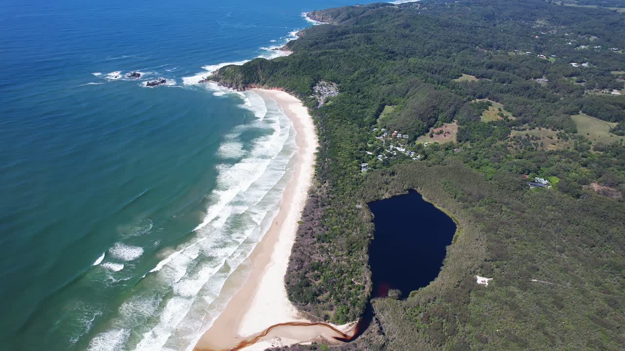 vista aérea de una hermosa playa y lago