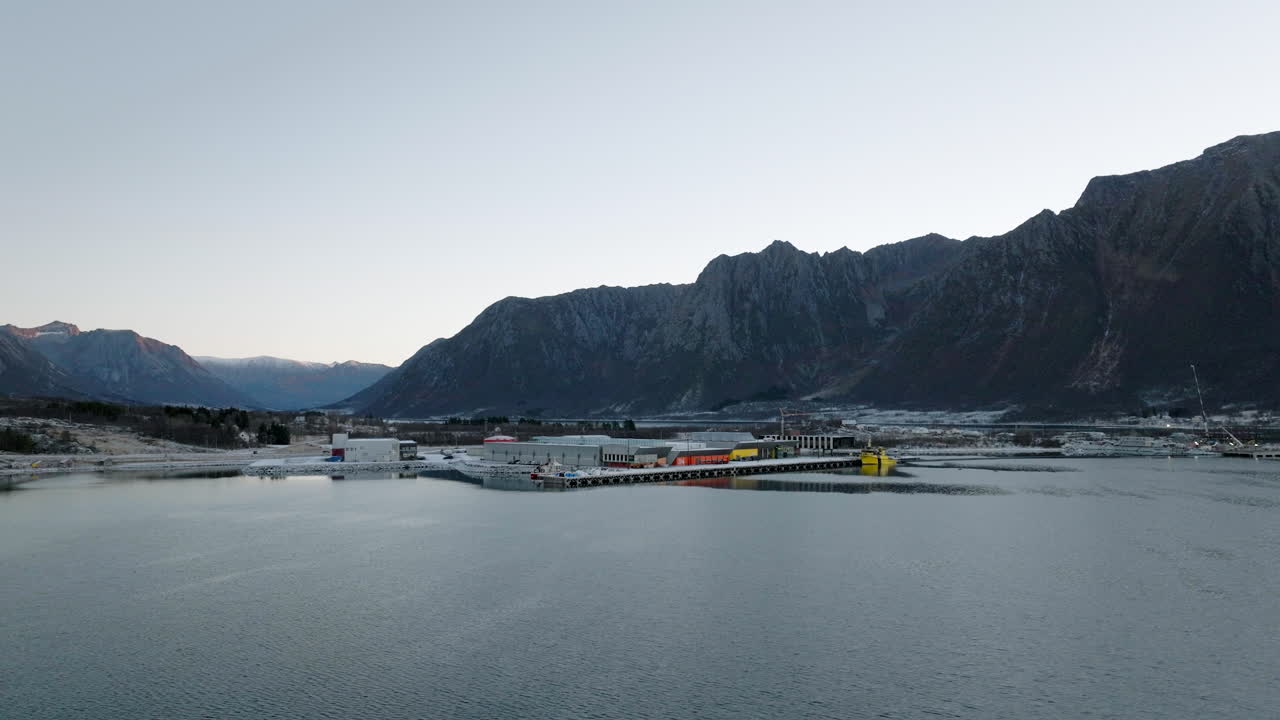 antena sobre muelle industrial, puerto, lofoten, noruega