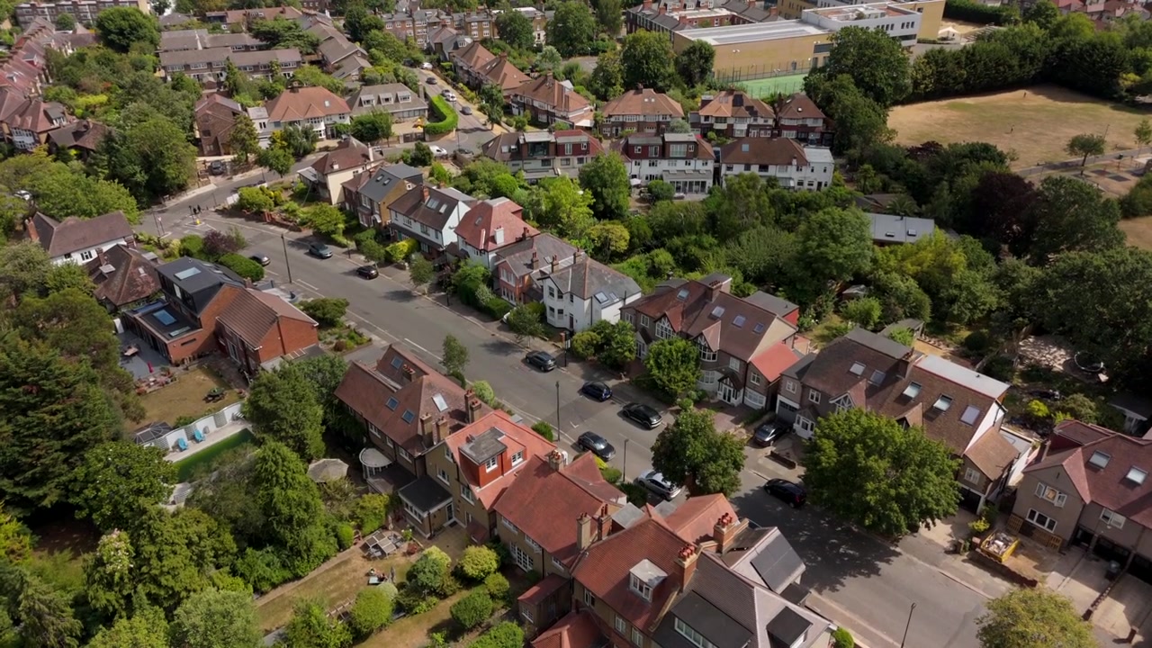 Luchtfoto van een welvarende buitenwijk met grote historische huizen en met bomen omzoomde straten in een middenklassebuurt, Engeland.