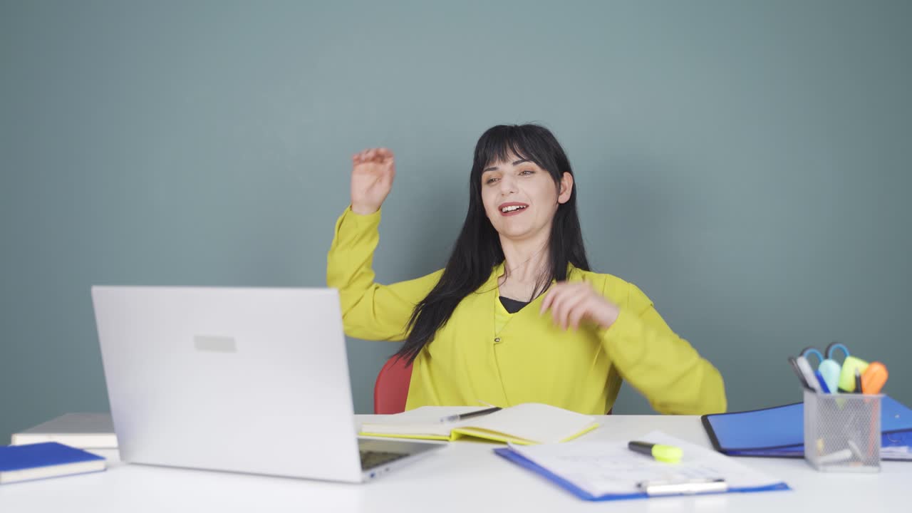 일을 끝내고, 여자는 휴식을 취합니다.