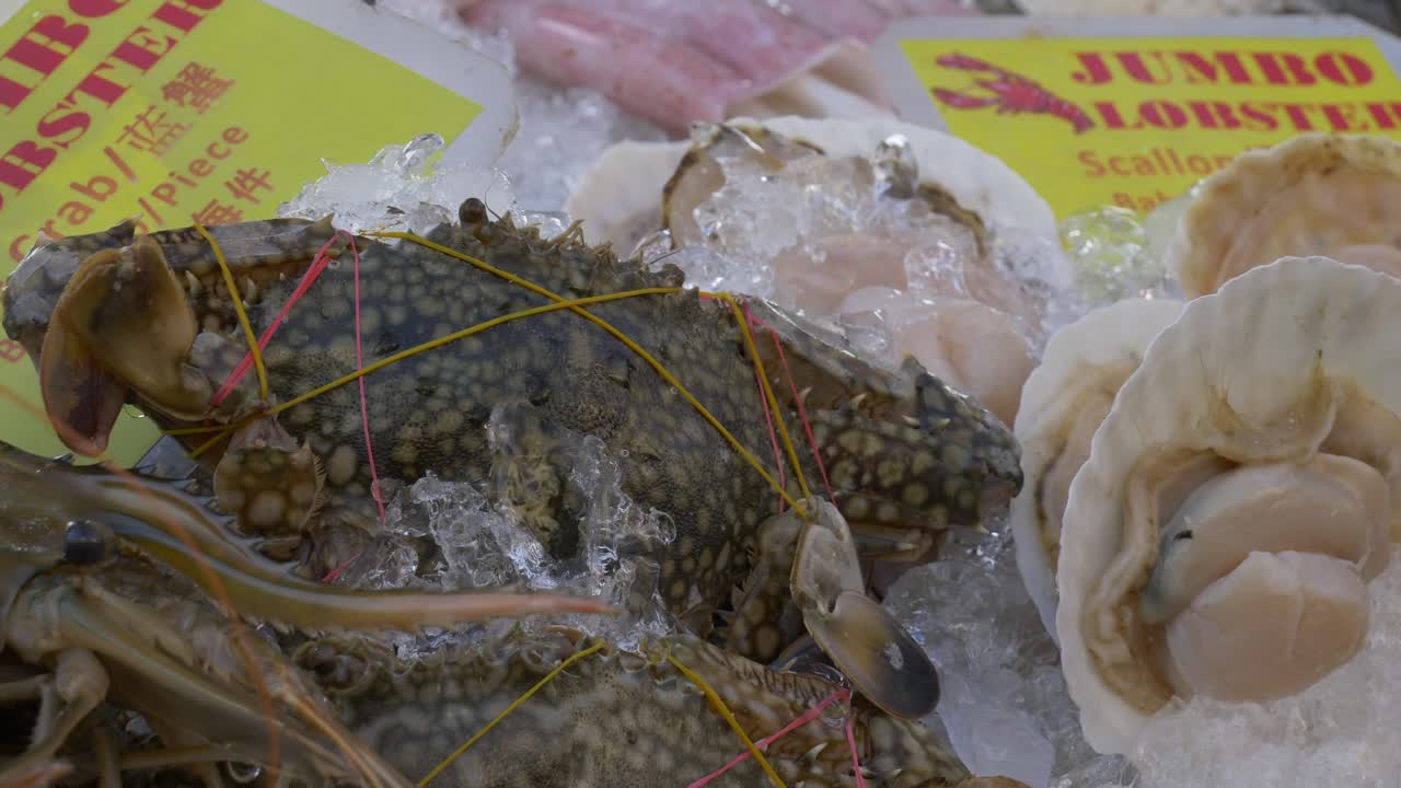 아시아 태국 물고기 시장 거리에서 얼음 버 ⁇ 에 신선한 죽은 바다 크래브와 스콜프를 판매합니다.