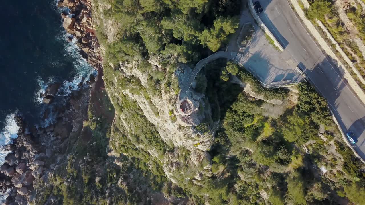 imágenes de arriba hacia abajo de 4k de una torre en el océano - mirador turístico - turista en mallorca - serra de tramuntana torre del verger