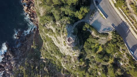 4K-Aufnahmen-Von-Oben-Nach-Unten-Von-Einem-Turm-Am-Meer---Touristenaussichtspunkt---Tourist-Auf-Mallorca---Serra-De-Tramuntana-Torre-Del-Verger