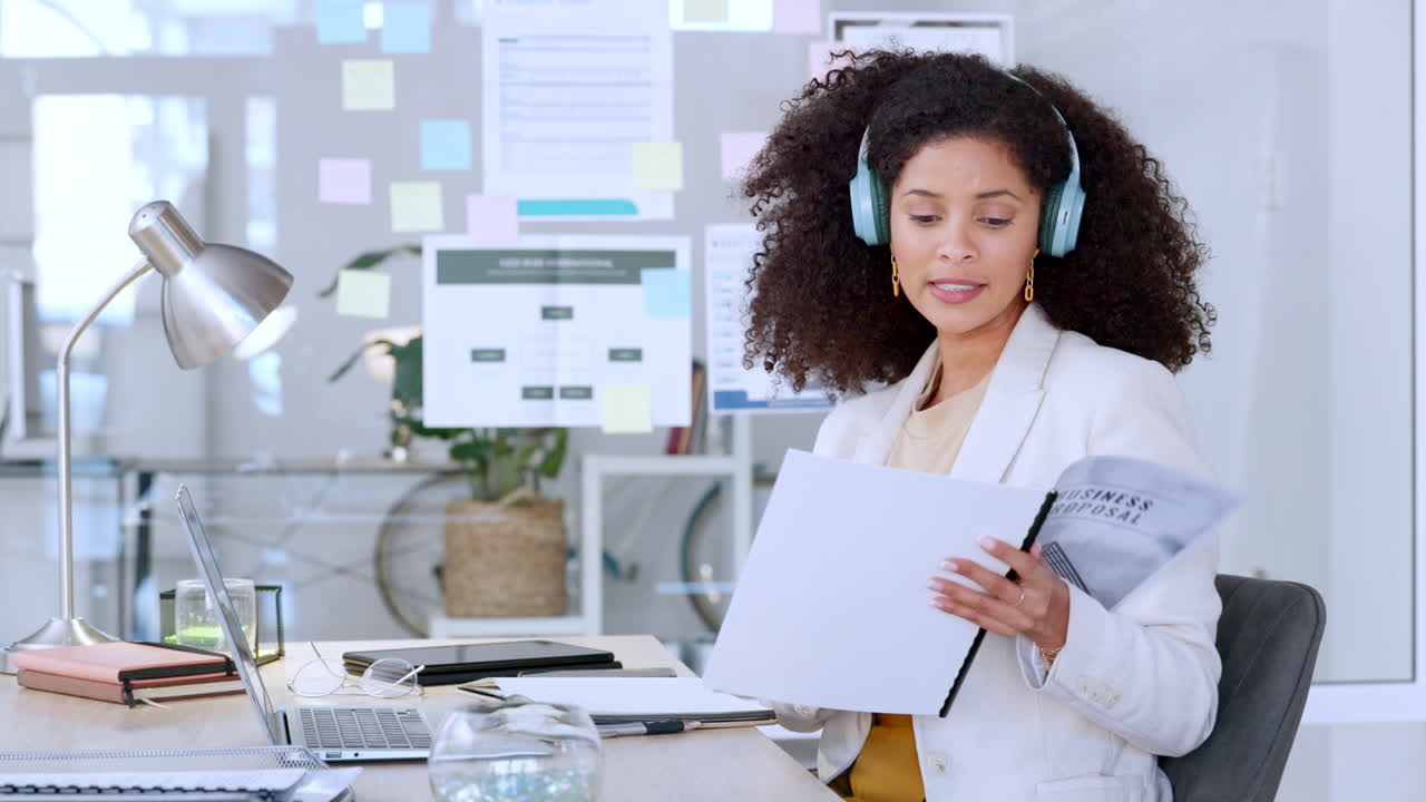 équipe de formation de gestionnaire parlant sur vidéo portable