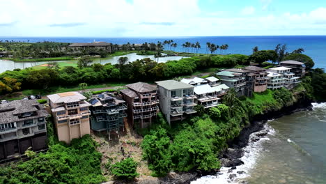 Zoom-Aéreo-De-Las-Mansiones-Junto-Al-Mar-En-Los-Acantilados-De-Kauai