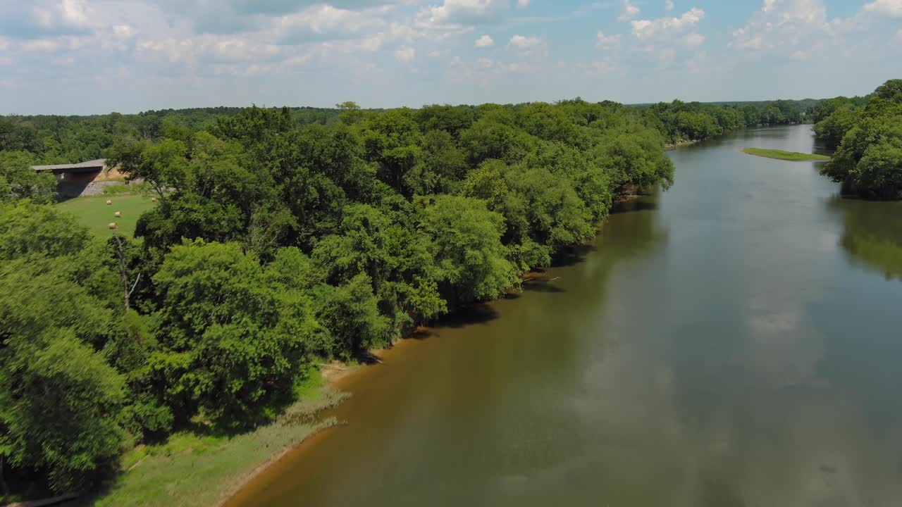 puente de tren oxidado sobre el río