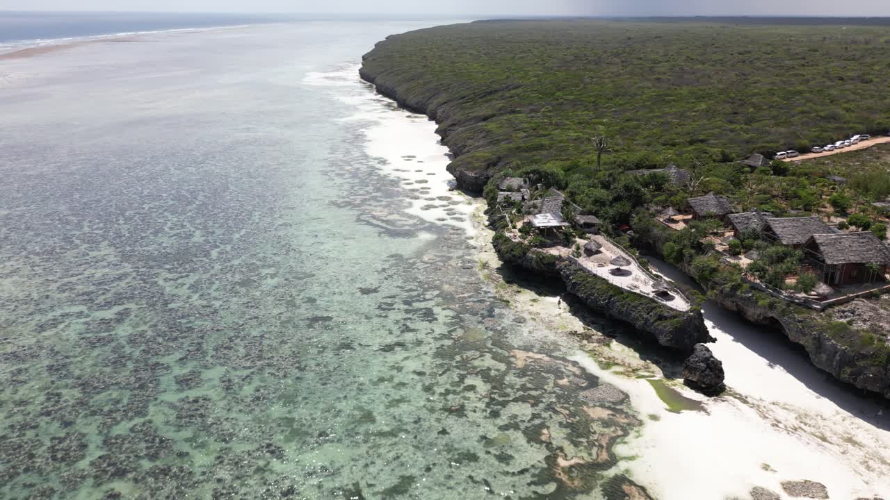 평화로운 휴식을 위해 바위로 둘러싸인 잔지바르의 mtende 해변에서 화창한 휴가를 보내세요.