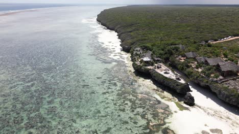 vacaciones soleadas en la playa de mtende, zanzíbar, rodeadas de rocas para un retiro tranquilo
