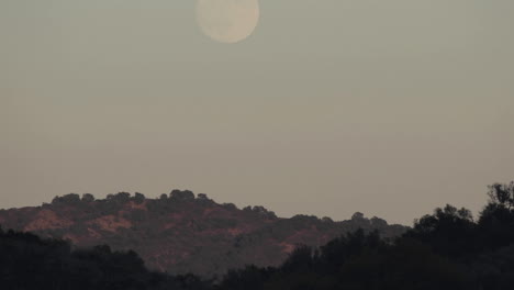 Lapso-De-Tiempo-De-Luna-Llena-Ascendiendo-Sobre-Un-Paisaje-En-Oak-View-California