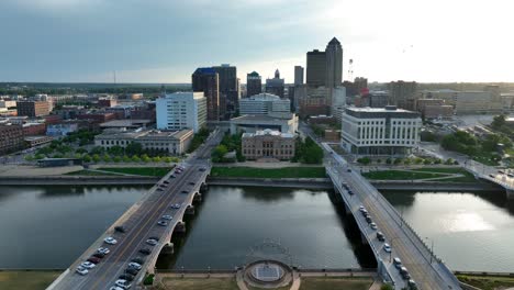 Aerial-truck-shot-of-Des-Moines,-Iowa