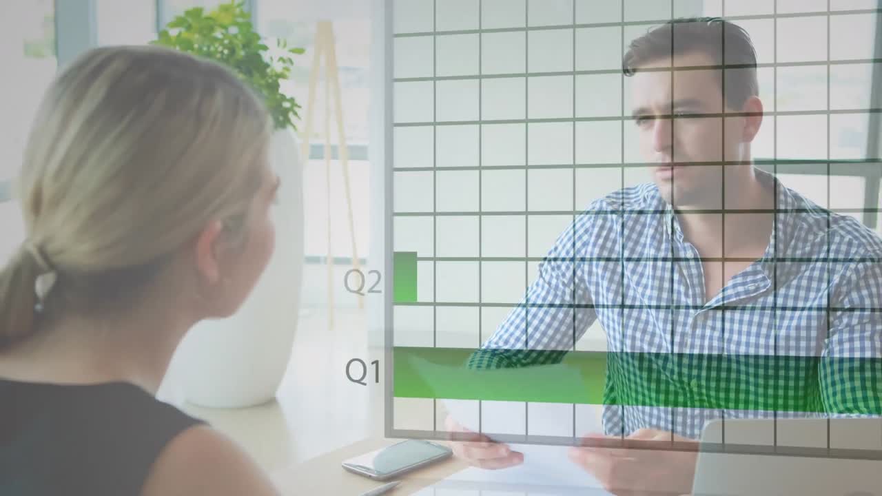 animación de procesamiento de datos estadísticos sobre hombre y mujer caucásicos discutiendo en la oficina