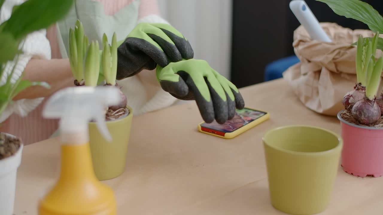 집에서 정원 가꾸는 여자