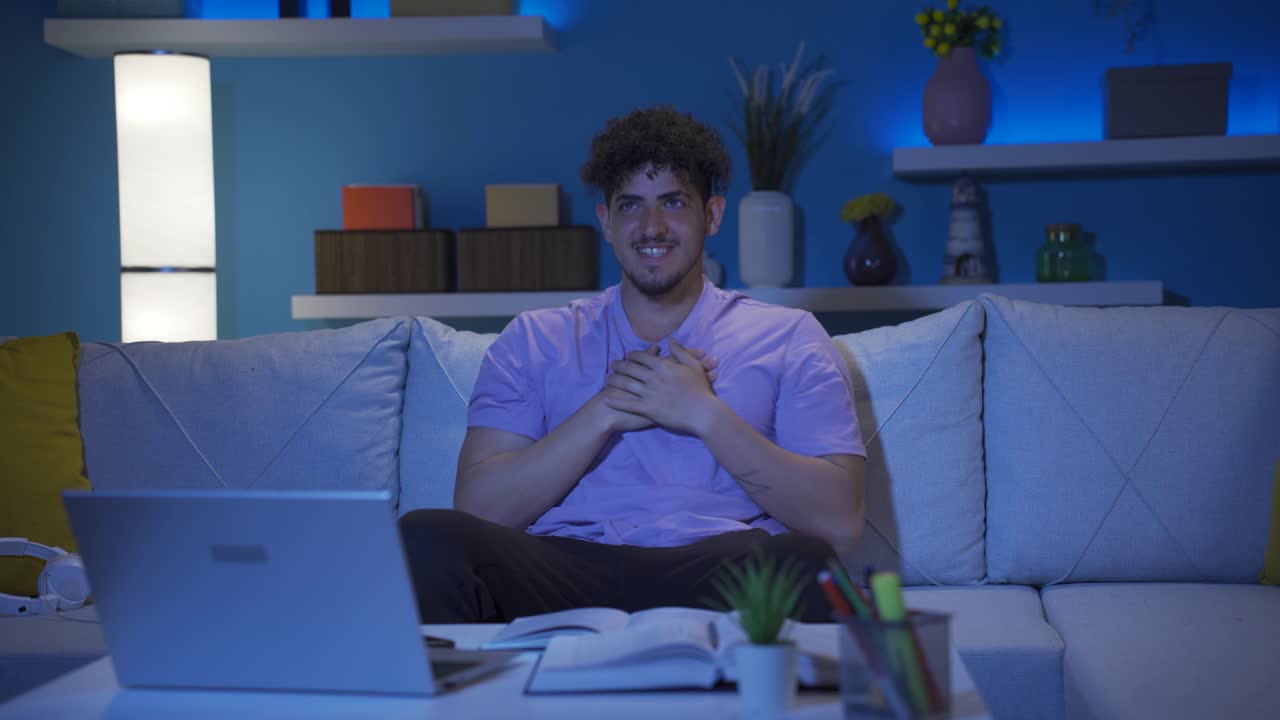 un joven ambicioso. en casa por la noche.