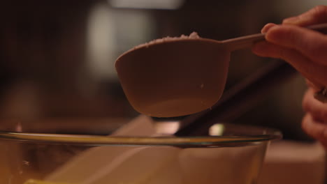 mezclar ingredientes para un postre
