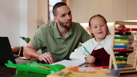 padre enseñando a su hija matemáticas usando un ábaco