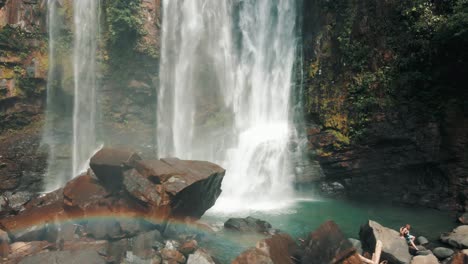 cascadas de nauyaca, una majestuosa caída en cascada en la provincia dominical, costa rica - disparo de drones