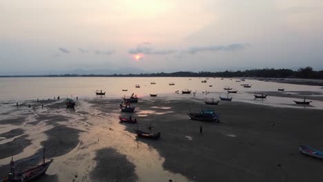 Aéreo:-Barcos-De-Pesca-Atrapados-En-La-Arena-Durante-La-Marea-Baja-En-La-Costa-Del-Océano-Al-Atardecer