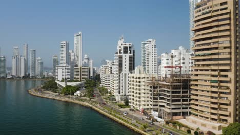 Disparo-De-Dron-Descendente-En-La-Ciudad-Costera-De-Cartagena-En-Colombia