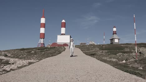 Cosmonauta-Contra-Antenas-En-Forma-De-Cohete