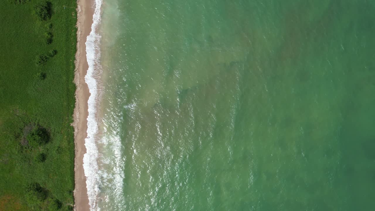 volando sobre la playa de são miguel dos milagres en el estado de alagoas, brasil.