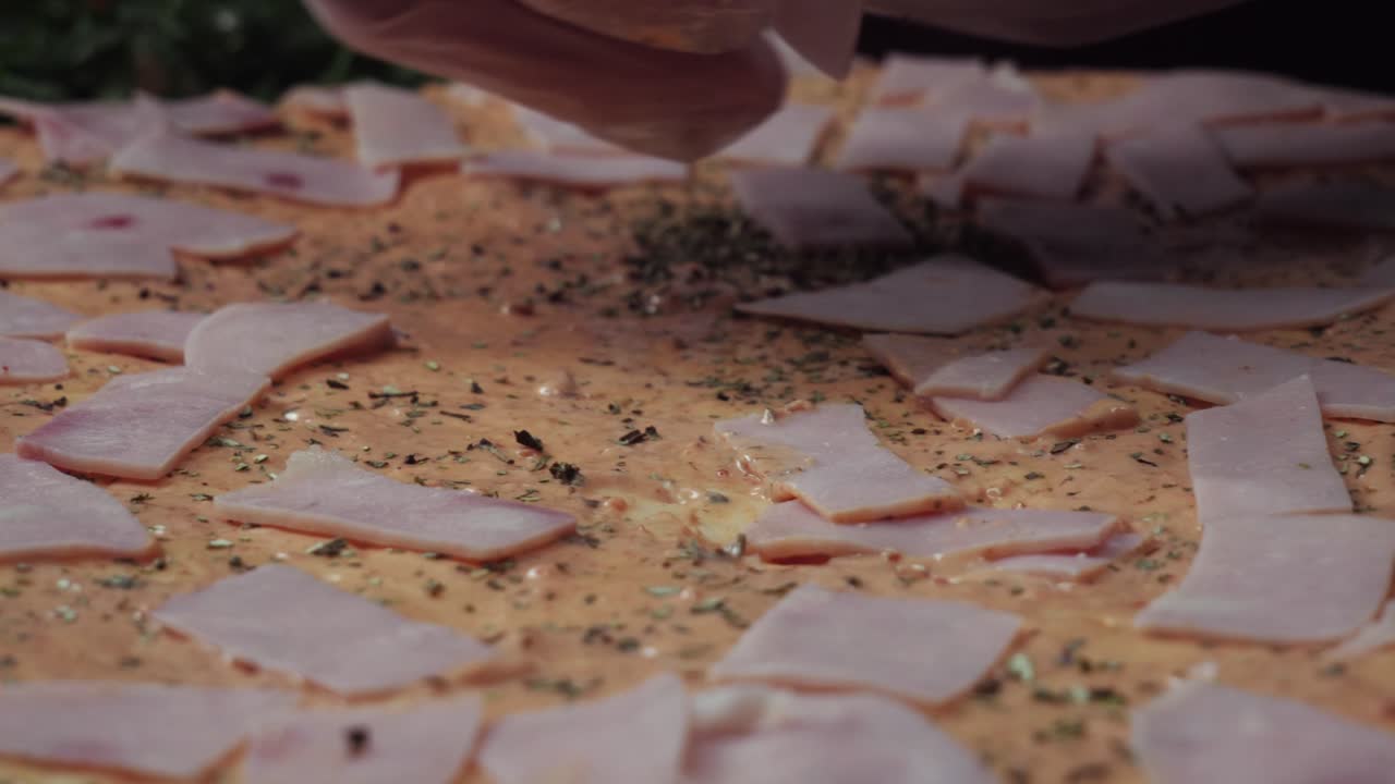 햄 피자를 준비하고 있습니다.