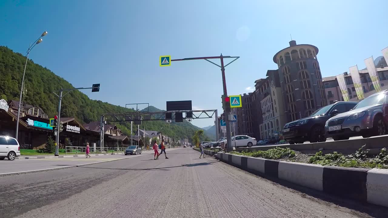 산악 휴양 도시 거리 장면