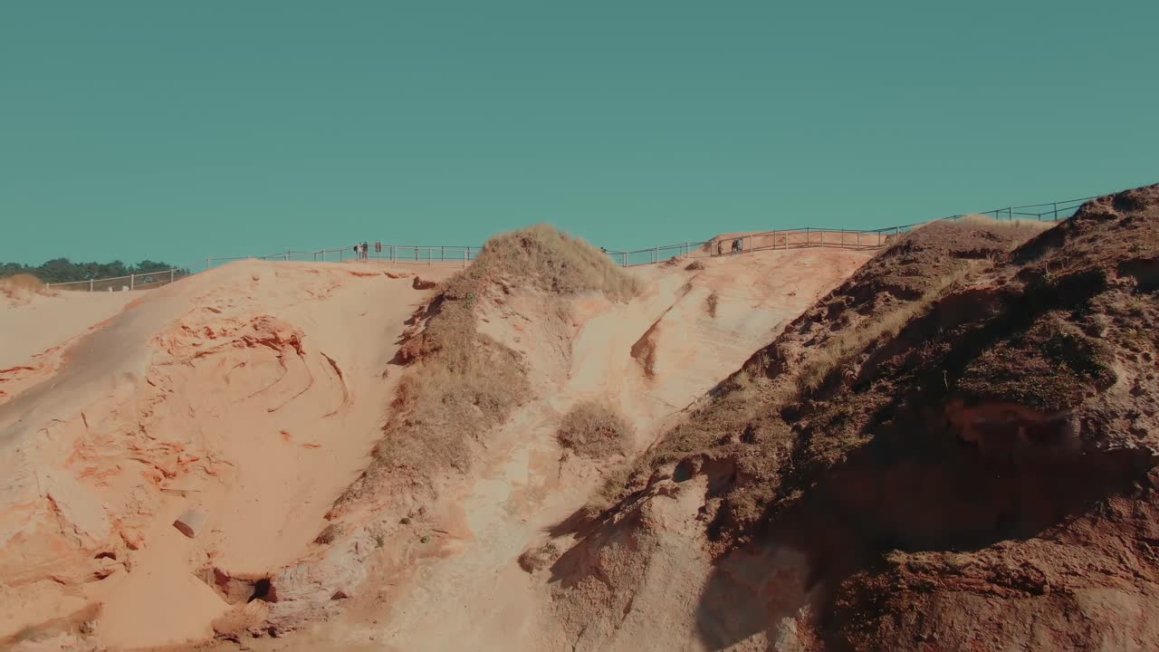 duna de arena aérea 4k con playa y resorts en segundo plano parte 2