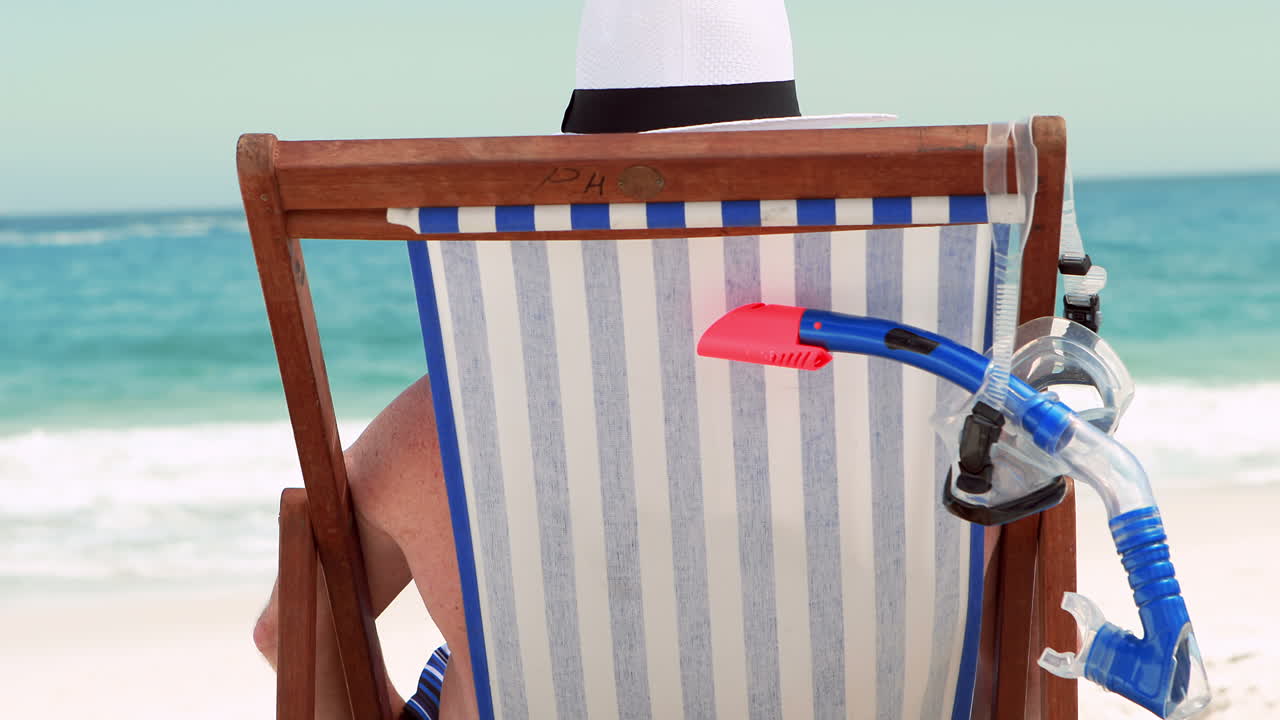 vista trasera de un hombre mayor poniéndose un sombrero en la cabeza