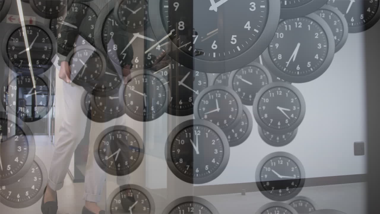 animación de múltiples relojes de tic-tac que caen contra la sección baja de la mujer de negocios que camina en la oficina
