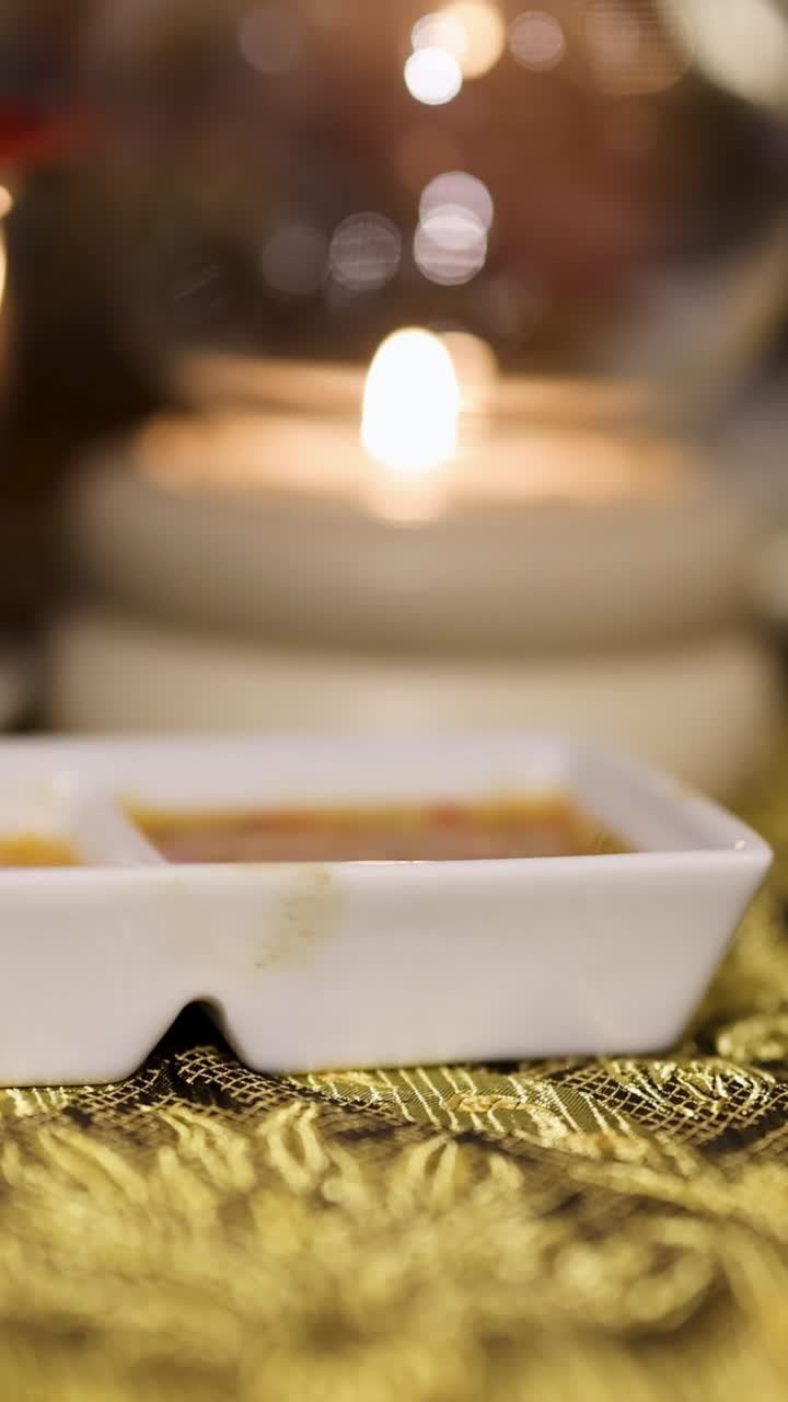 una cena serena en phuket, tailandia, con una mesa a la luz de las velas con salsas, creando una atmósfera cálida y acogedora