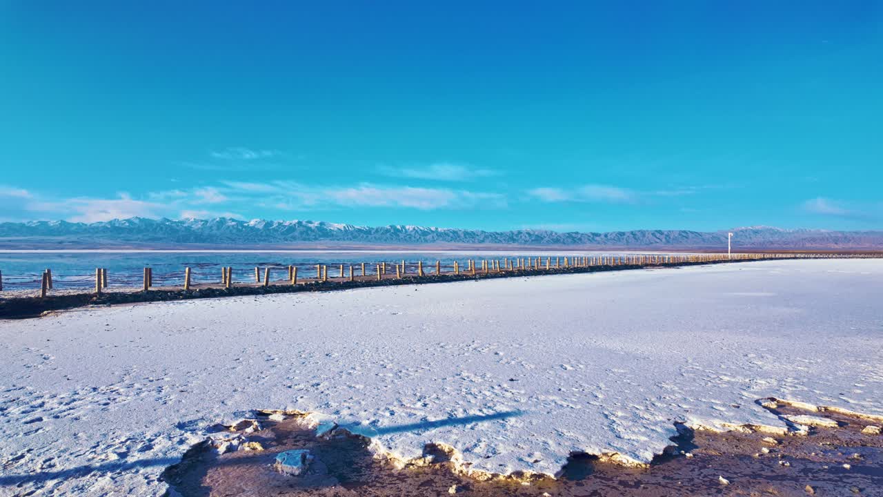 Passarelas na vasta planície de sal do Lago Chaka, na província de Qinghai, China. Tomada panorâmica