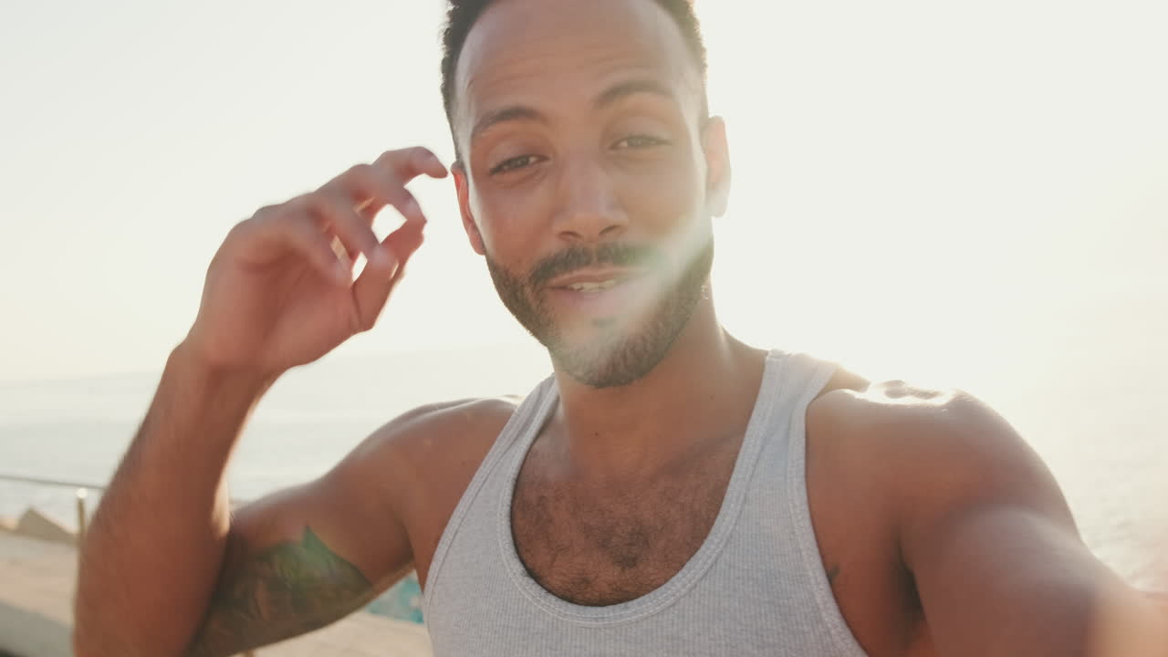 Uomo che si fa un selfie